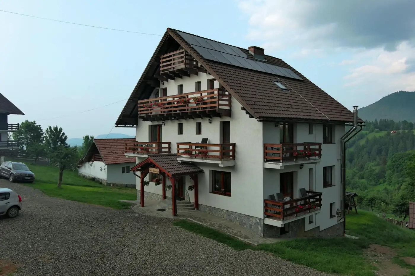 Casa Calea Haiducilor cu munții Bucegi în spate
