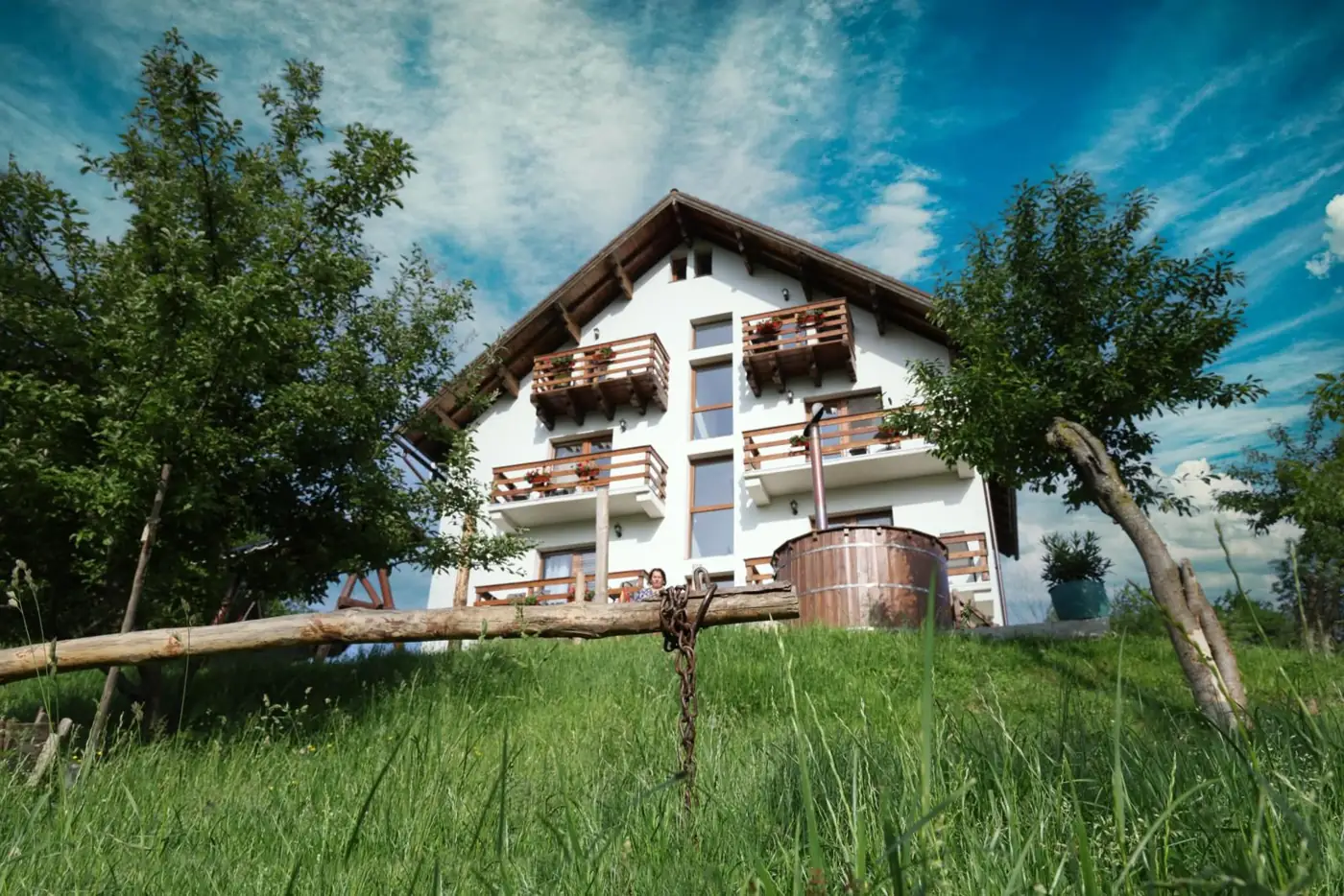 Casa vara, cu ciubărul și mărul din curte