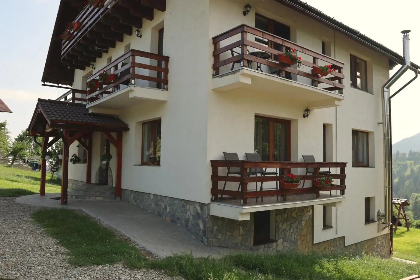 Fațada cu balcoane din lemn