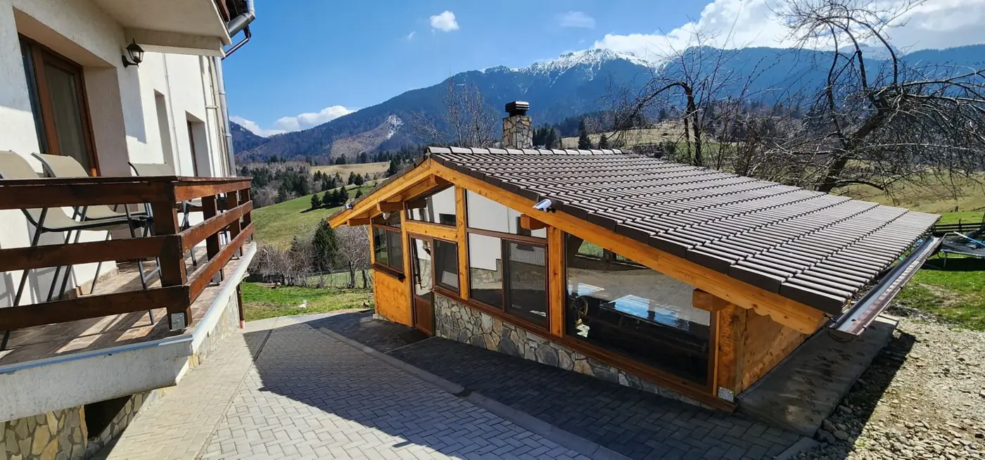 Foișorul din lemn cu priveliște spre Bucegi