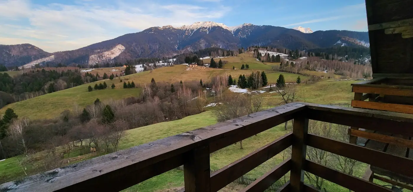 Priveliștea de pe balcon spre munți și dealurile din Sohodol